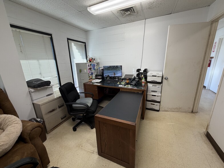 More Photos Of 94-469 Ukee St, Waipahu Manufacturing For Sale