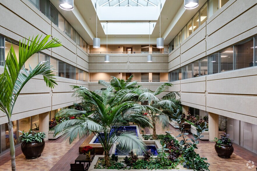 More Photos Of 3030 W Salt Creek Ln, Arlington Heights Medical For Lease