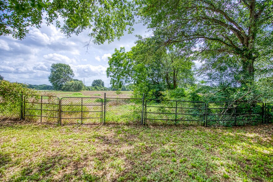 More Photos Of 655 Farmers Rd, Brenham Loft Creative Space For Sale