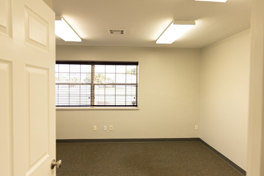 More Photos Of 2350 S Midwest Blvd, Oklahoma City Light Manufacturing For Lease