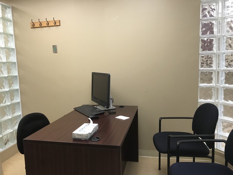 More Photos Of 25710 Union Tpke, Glen Oaks Medical For Lease