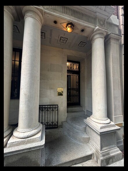 More Photos Of 110 E 71st St, New York Apartments For Lease