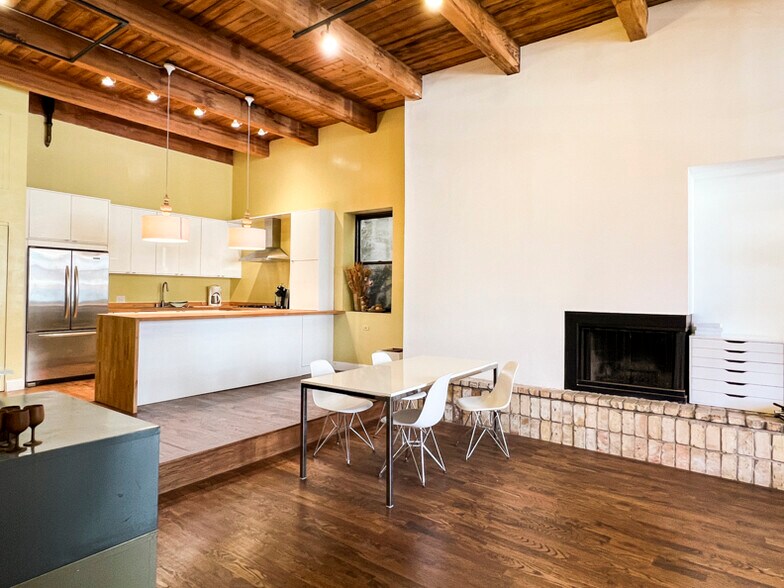 More Photos Of 1113 W Armitage Ave, Chicago Storefront Retail Office For Lease