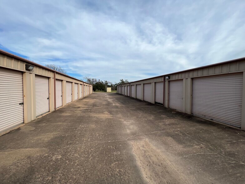 More Photos Of 20738 TX-36, Brazoria Self Storage For Sale