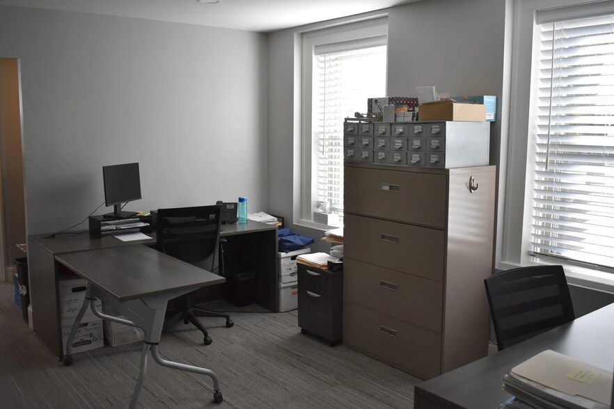 More Photos Of 121 N Parker Dr, Janesville Office For Lease