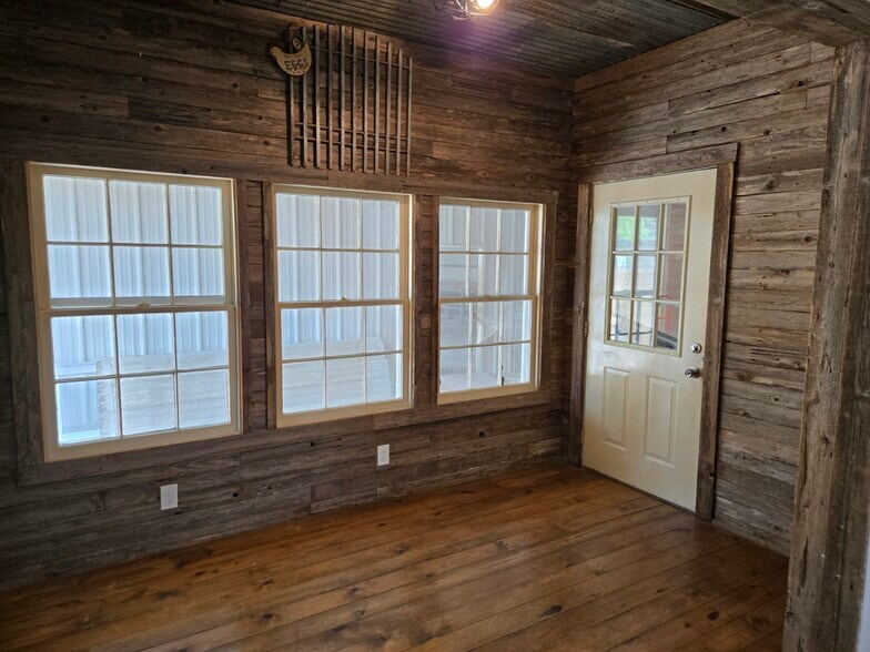 More Photos Of 1523 Avenue C, Katy Flex For Lease