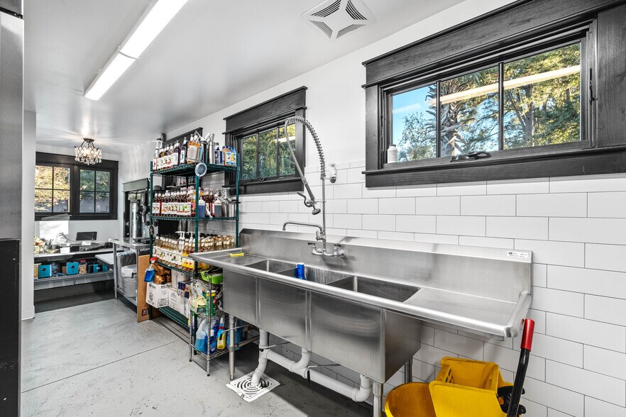 More Photos Of 8026 E Main St, Ridgeland General Retail For Sale