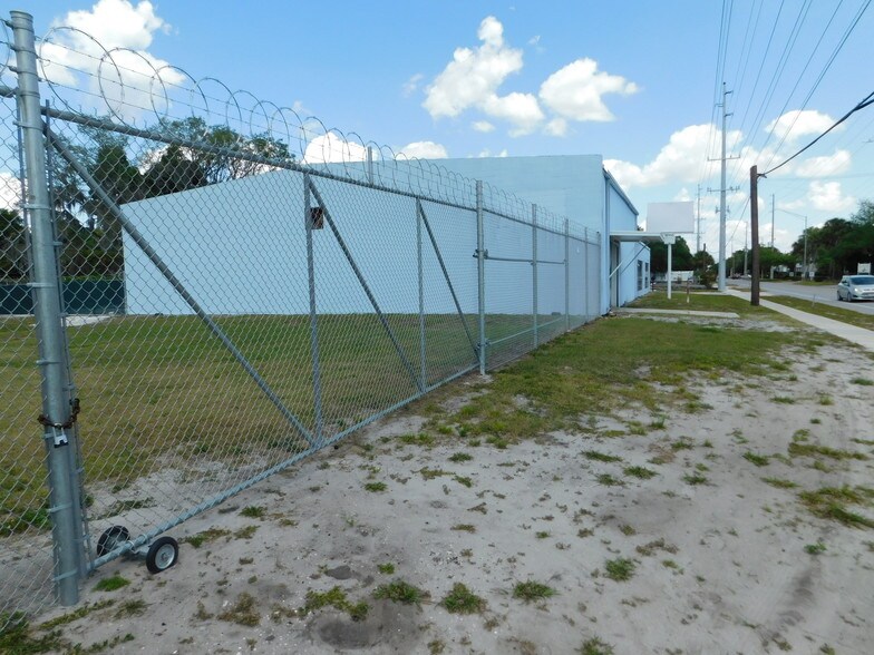 More Photos Of 1512 E Gary Rd, Lakeland Flex For Sale