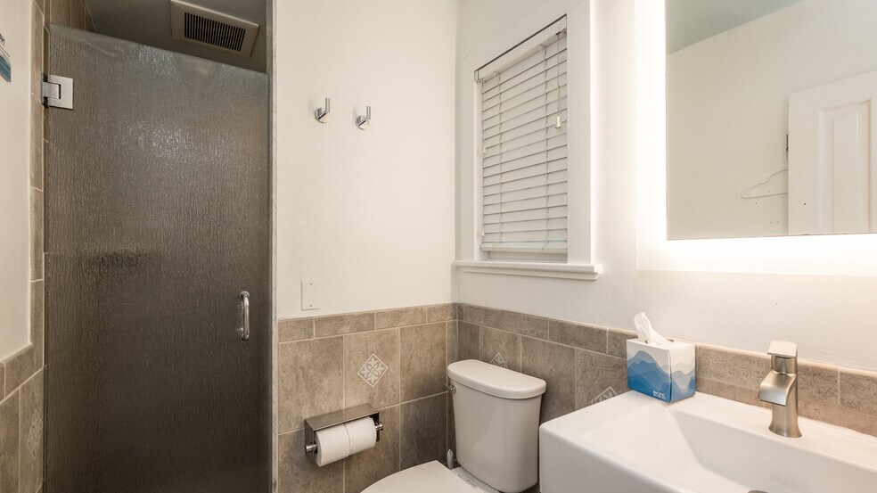 More Photos Of 823 Fleming St, Key West Hotel For Sale