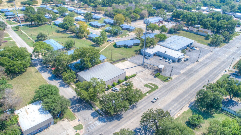 More Photos Of 2620 Carson St, Haltom City Light Distribution For Lease