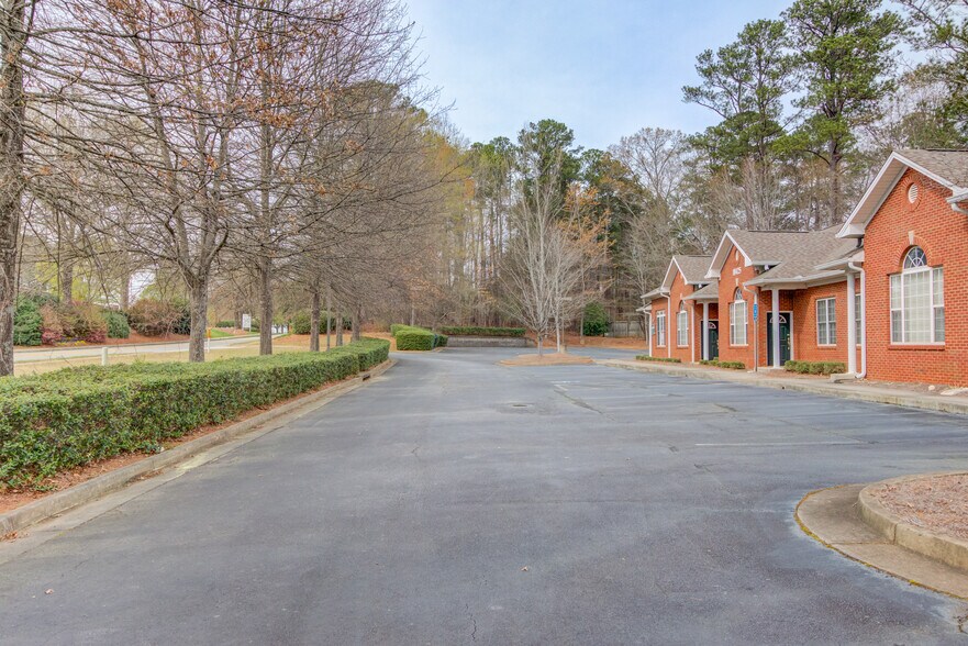 More Photos Of 10425 Old Alabama Connector Rd, Alpharetta Office For Lease