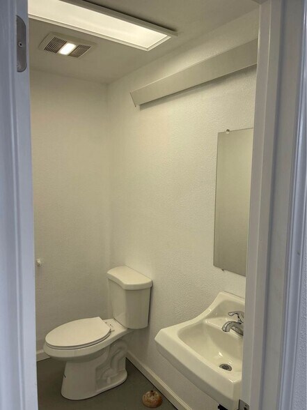 More Photos Of 210 Chestnut St, Sterling Showroom For Lease