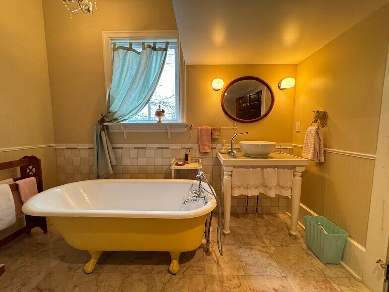 More Photos Of 224 W Chickasaw St, Tahlequah Hospitality For Sale