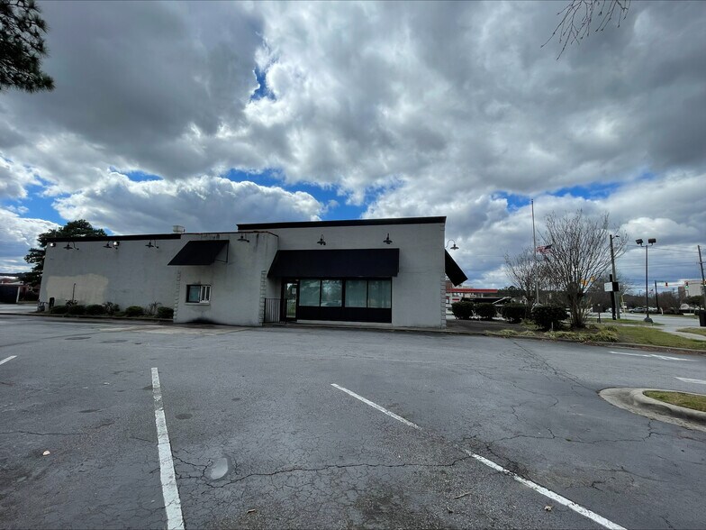 More Photos Of 1001 S Memorial Dr, Greenville Restaurant For Lease