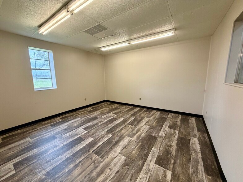 More Photos Of 2000 E Murchison St, Palestine Light Manufacturing For Sale
