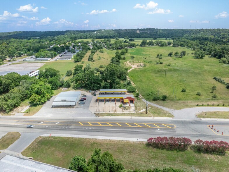 More Photos Of 621 W Travis St, La Grange Carwash For Sale