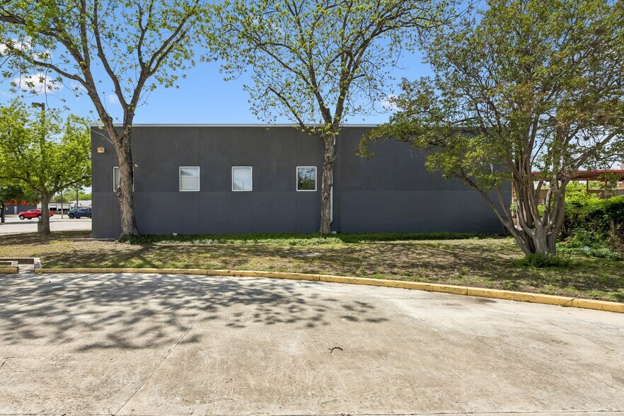 More Photos Of 2014 S Hackberry St, San Antonio Office For Sale