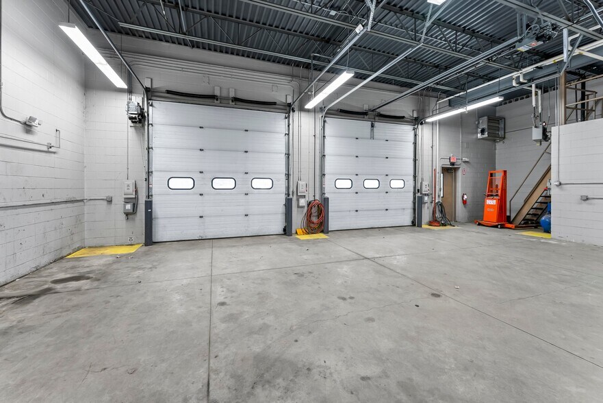 More Photos Of 11180 86th Ave N, Osseo Flex For Lease