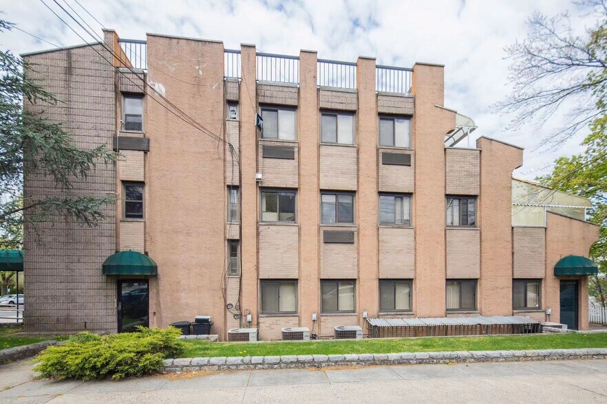 More Photos Of 4621 Little Neck Pky, Little Neck Office Residential For Sale