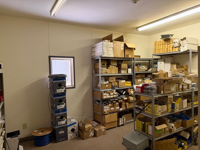 More Photos Of 104 Woodward Hill Rd, Edwardsville Office For Sale