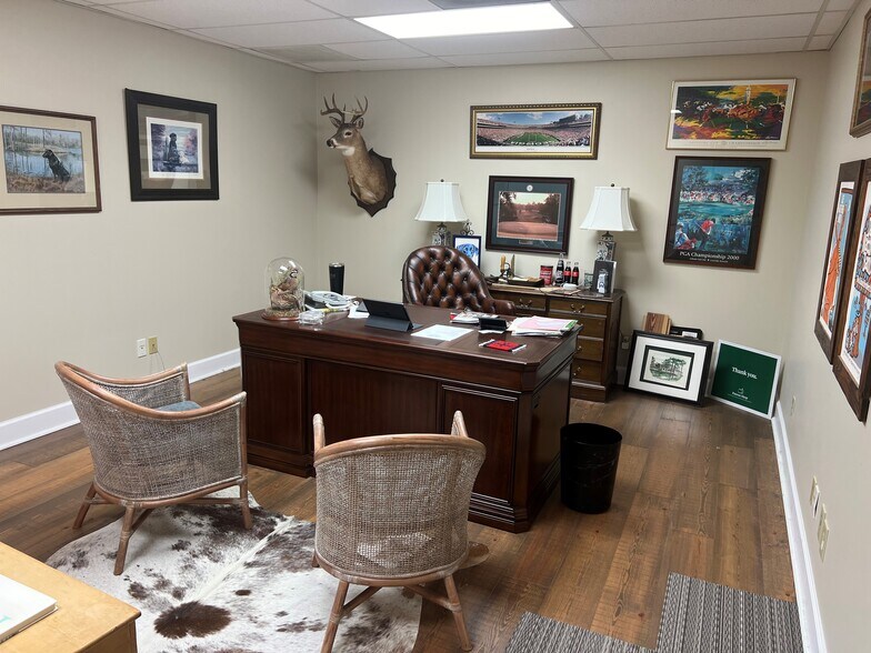 More Photos Of 4989 Mercer University Dr, Macon-Bibb Showroom For Sale