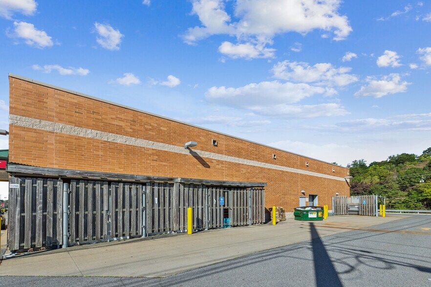 More Photos Of 2100 N Township Blvd, Pittston General Retail For Lease