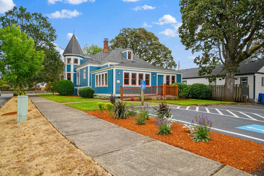 More Photos Of 901 13th St SE, Salem Office For Sale
