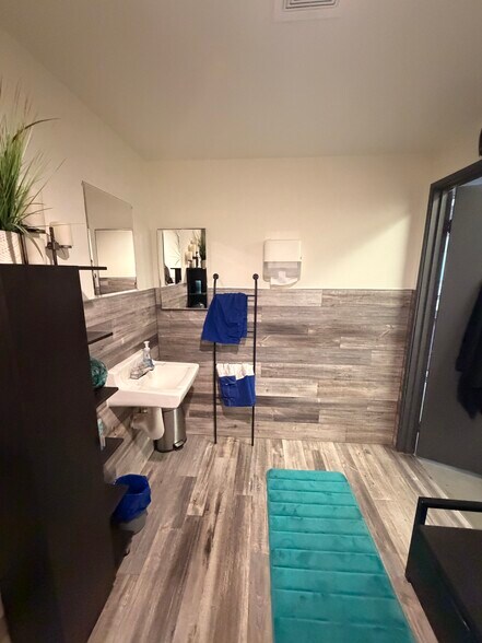 More Photos Of 22900-22924 Los Alisos Blvd, Mission Viejo Unknown For Lease