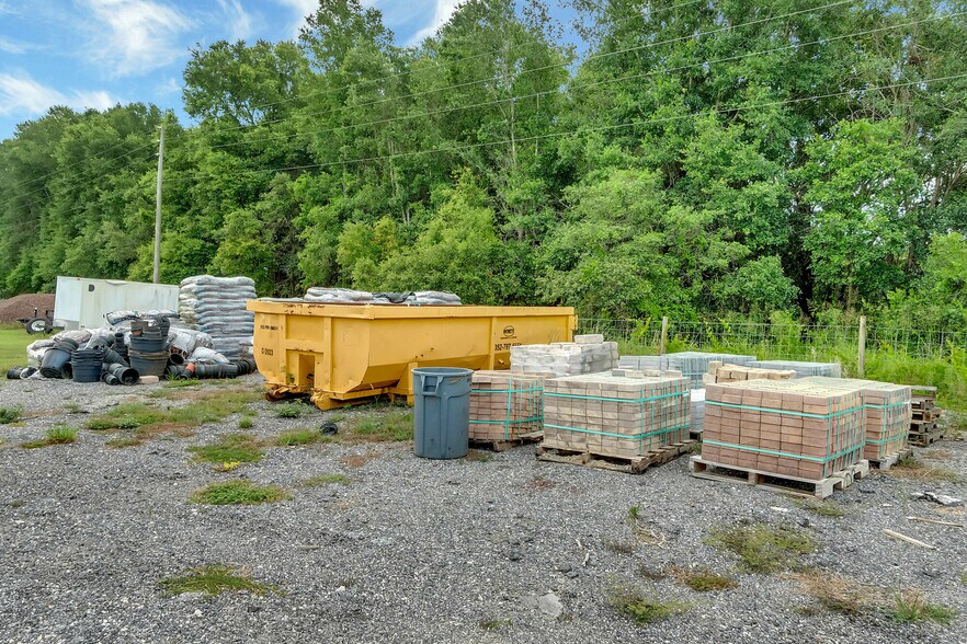 More Photos Of 8440 County Road 48, Yalaha Freestanding For Sale