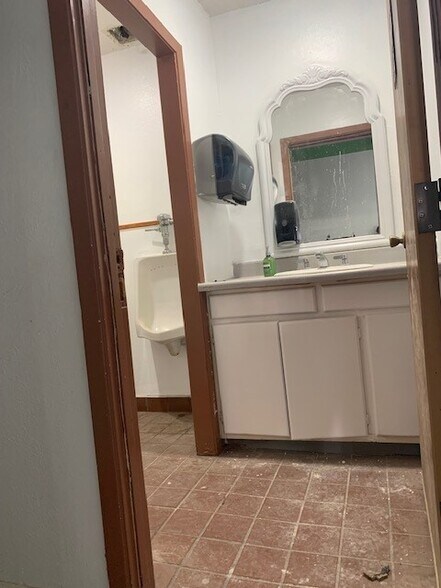 More Photos Of 2706 Samuell Blvd, Dallas Storefront For Lease