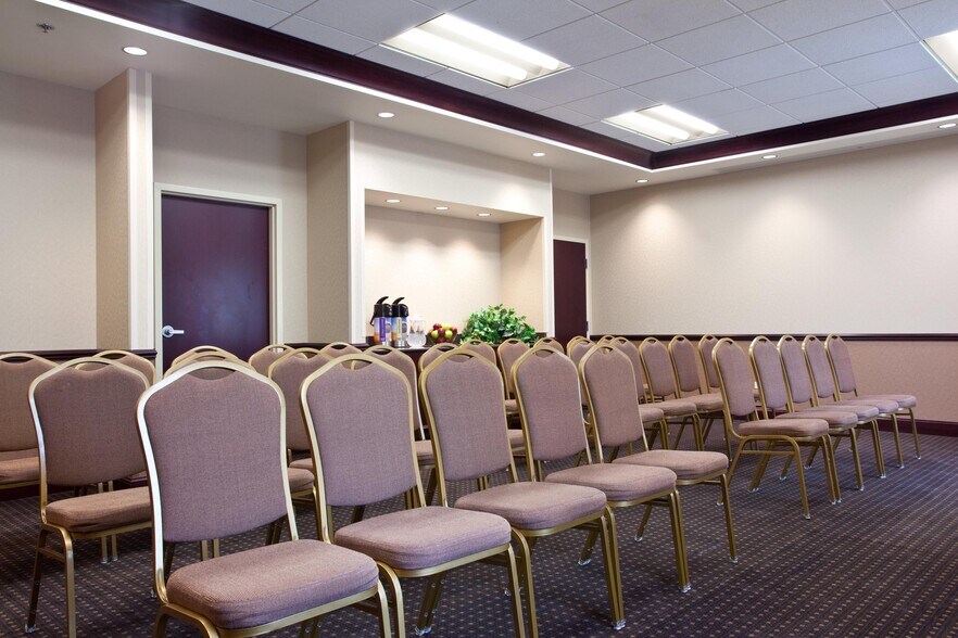 More Photos Of 200 S Mannheim Rd, Hillside Hotel For Sale