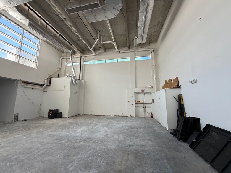 More Photos Of 909 Collins Ave, Miami Beach Restaurant For Sale