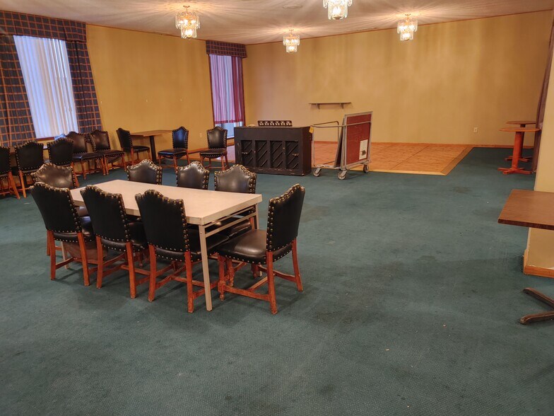 More Photos Of 300 S 3rd, Quincy Hotel For Sale