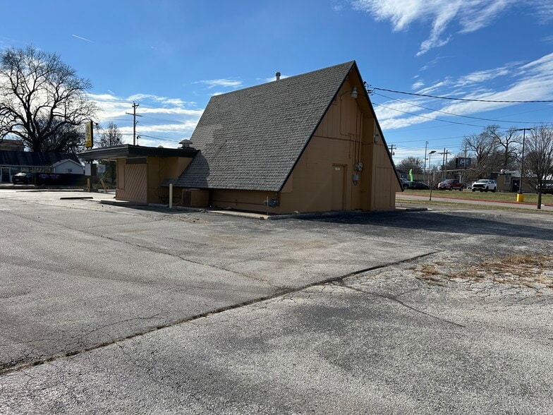 More Photos Of 1839 E Bennett St, Springfield Freestanding For Sale