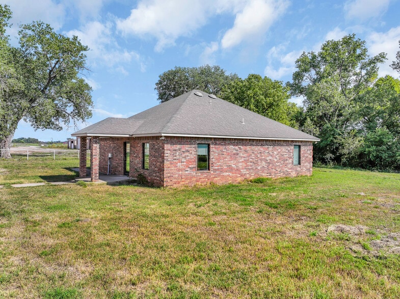 More Photos Of 10910 N County Road 3010, Lindsay Warehouse For Sale
