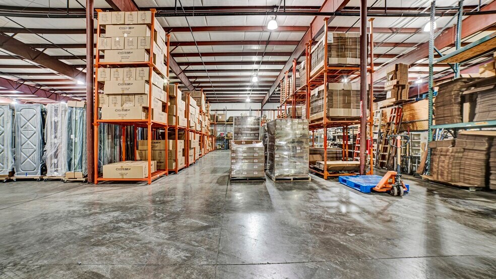 More Photos Of 961 N Main St, Mansfield Warehouse For Lease