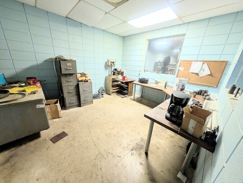 More Photos Of 1469 US Highway 59, Moran Manufacturing For Sale