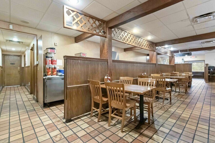 More Photos Of 1552 W King St, Cocoa Restaurant For Sale