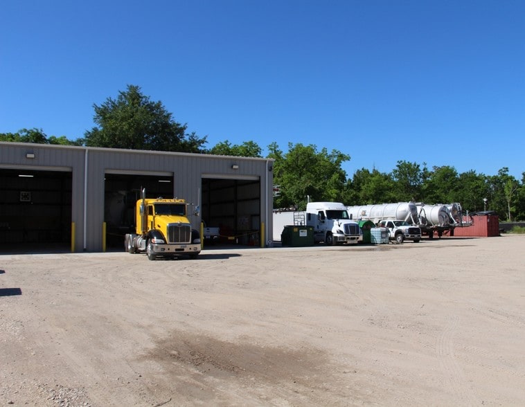 More Photos Of 205 E Wallisville Rd, Highlands Warehouse For Lease