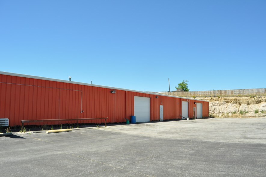 More Photos Of 725 E Cedar St, Rawlins Showroom For Lease