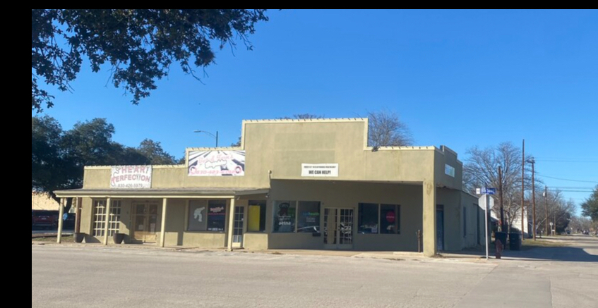 Primary Photo Of 1002 18th St, Hondo Freestanding For Sale