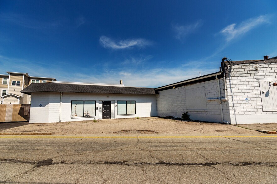 More Photos Of 75 Roberts St, West Warwick Showroom For Sale