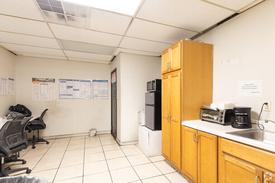 More Photos Of 1437 E State St, Hamilton Unknown For Lease