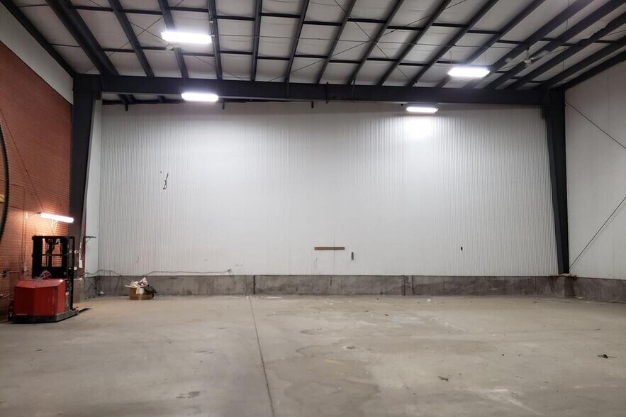 More Photos Of 126 Rue Jacques-Cartier N, St-Jean Storefront For Sale