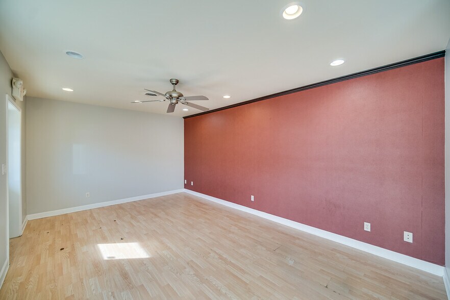 More Photos Of 926 Geneva St, Shorewood Warehouse For Lease
