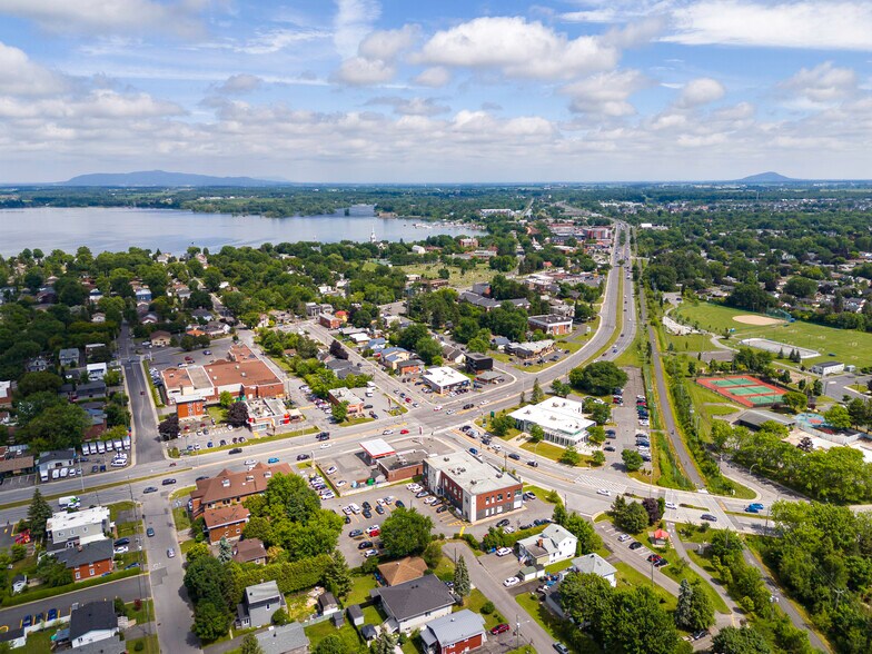 More Photos Of 450 Boul Brassard, Chambly Storefront Retail Office For Lease