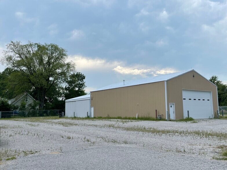 More Photos Of 1600-1602 Centreville Ave, Belleville Flex For Lease