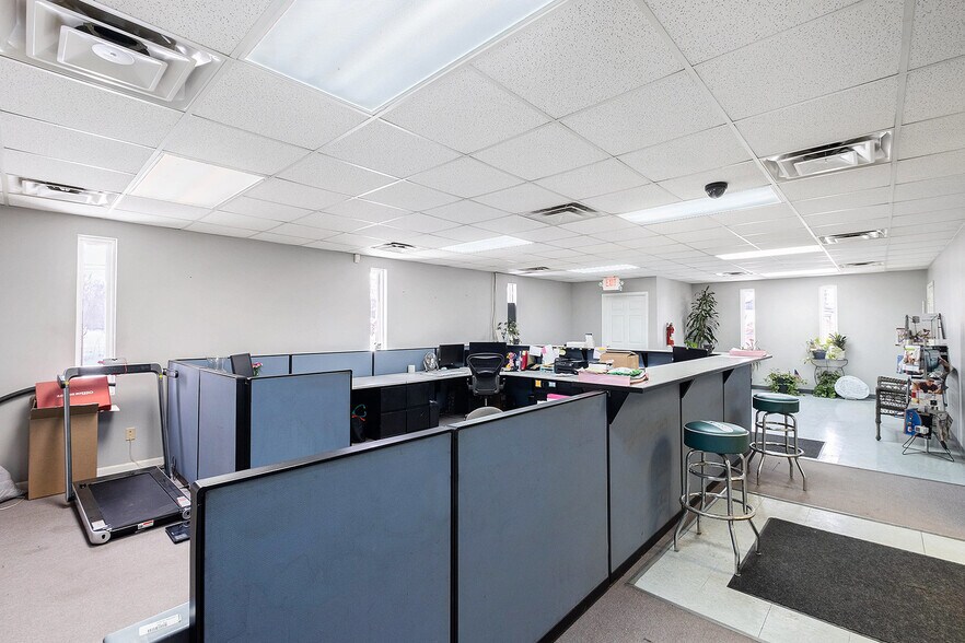 More Photos Of 2170 Lavelle Rd, Flint Flex For Sale