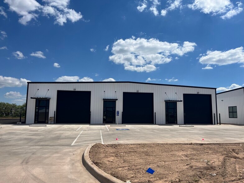 More Photos Of 4295-4313 Burl Harris, Abilene Light Distribution For Sale