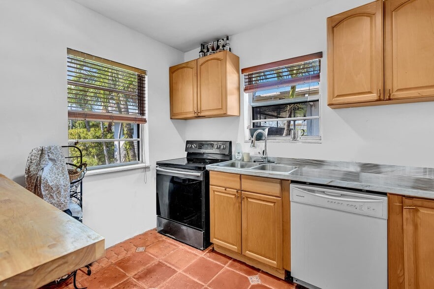 More Photos Of 836 W 40th St, Miami Beach Apartments For Sale